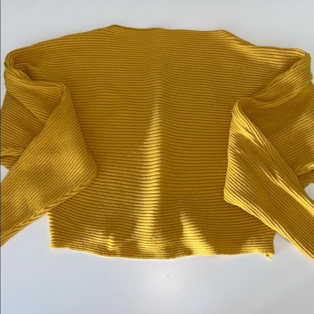 Women’s mock necked ribbed crop sweater